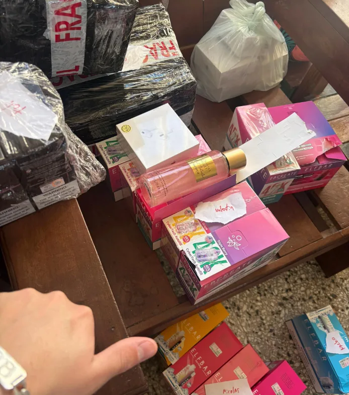 Pedido con vapes, perfumería y tecnología antes de embalar