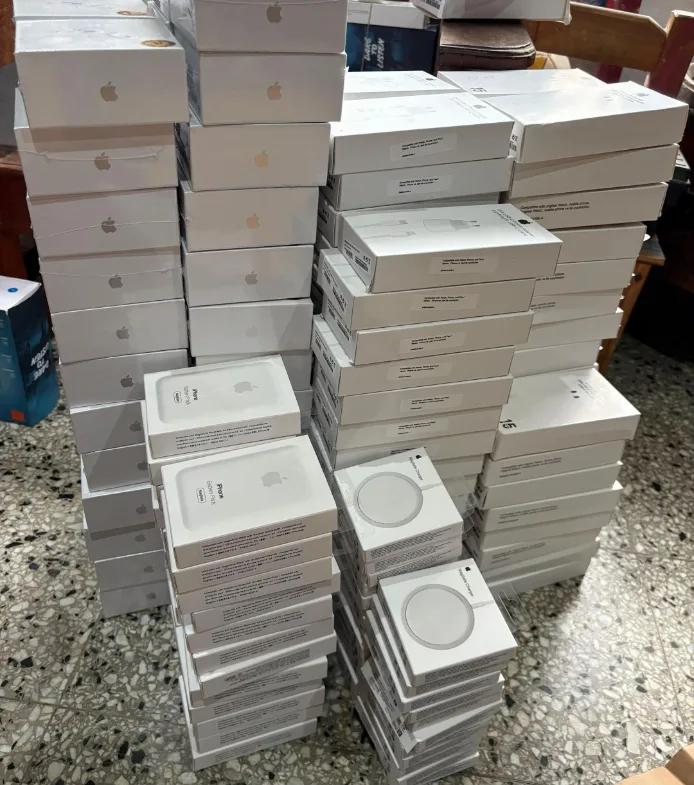 Pilas de cajas de cargadores y accesorios